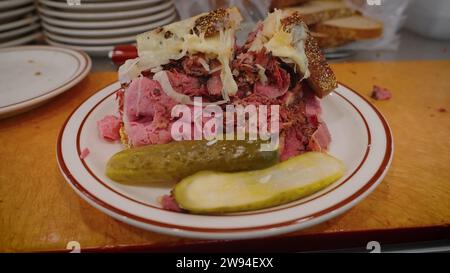 Sandwich mit Schweizer Käse und Sauerkraut, geröstetes karamelisiertes Fleisch, Food Chicago, USA Stockfoto