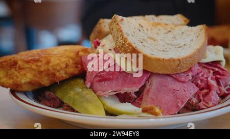 Sandwich mit Schweizer Käse und Sauerkraut, geröstetes karamelisiertes Fleisch, Food Chicago, USA Stockfoto