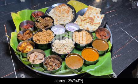 Genießen Sie einen Maharaja Thali in Coimbatore, mit nicht-veg-Curry, Reis, Gemüse-Curry, scharfen gegrillten Kartoffeln, Garnelen & Hammelcurry, Gurken, Raita, zwei Naan Stockfoto