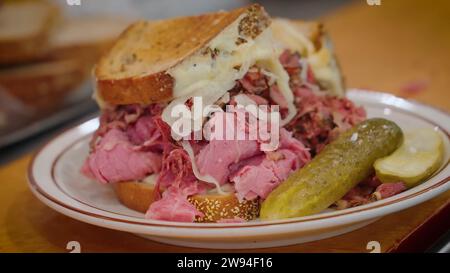 Sandwich mit Schweizer Käse und Sauerkraut, geröstetes karamelisiertes Fleisch, Food Chicago, USA Stockfoto