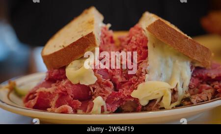 Sandwich mit Schweizer Käse und Sauerkraut, geröstetes karamelisiertes Fleisch, Food Chicago, USA Stockfoto