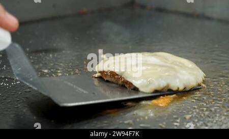 Köstlicher herzhafter Burger mit geschmolzenem Käse Stockfoto