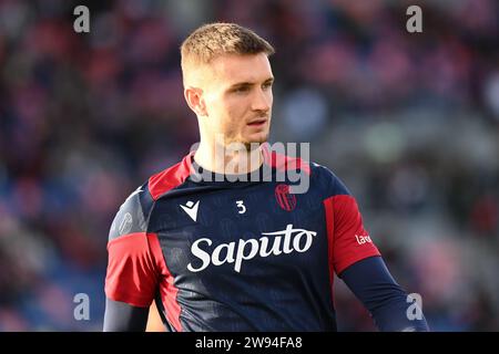 Bologna, Italien. Dezember 2023. Stefan Posch (Bologna FC) während des Spiels Bologna FC gegen Atalanta BC, italienische Fußball Serie A in Bologna, Italien, 23. Dezember 2023 Credit: Independent Photo Agency/Alamy Live News Stockfoto