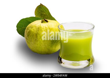 Frischer grüner Guavasaft und reife süße Guavasfrucht mit Guavablättern isoliert auf weißem Hintergrund mit Schnittpfad. Stockfoto