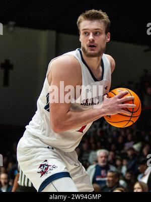 Dezember 2023 Moraga, CA U.S.A. St. Mary's Center Mitchell Saxen (11) wartet auf den Ball während des NCAA Männer Basketballspiels zwischen Missouri State Bears und den Saint Mary's Gaels. Missouri State schlug Saint Mary's 69-64 im University Credit Union Pavilion Moraga Calif Thurman James/CSM Stockfoto