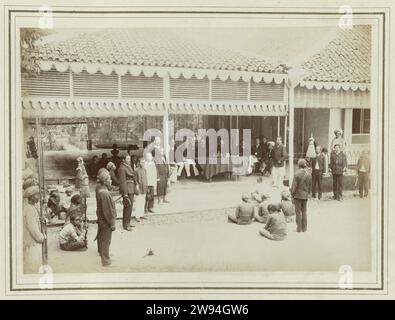 Gerichtsverfahren mit dem Assistenzassistenten Kassian Céphas, 1886 - 1887 Foto Einer Klage unter dem Vorstand des Assistenzassistenten. Vielleicht ist Pijnacker Hordijk hinter dem Tisch. Ein Teil des Fotoalbums, das J.M. Pijnacker Hordijk 1886 bei seiner Abreise aus Jogyakarta angeboten wurde. Jogjakarta fotografischer Trägeralbumendruck Jogjakarta Stockfoto