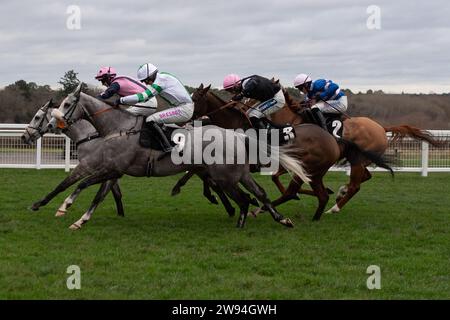 Ascot, Berkshire, 23. Dezember 2023. Horse Top Cloud (Nr. 9), geritten von Jockey Liam Harrison, gewinnt am zweiten Tag des Howden Christmas Racing Weekend auf der Ascot Racecourse unterstützt die Schule Fotografie Wettbewerb Novices' Handicap Hürdle Race. Besitzer Auf Dem Gallops - Top Cloud. Trainer Robbie Llewellyn, Swindon. Breeder Wood Farm Stud. Quelle: Maureen McLean/Alamy Live News Stockfoto