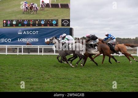 Ascot, Berkshire, 23. Dezember 2023. Horse Top Cloud (Nr. 9), geritten von Jockey Liam Harrison, gewinnt am zweiten Tag des Howden Christmas Racing Weekend auf der Ascot Racecourse unterstützt die Schule Fotografie Wettbewerb Novices' Handicap Hürdle Race. Besitzer Auf Dem Gallops - Top Cloud. Trainer Robbie Llewellyn, Swindon. Breeder Wood Farm Stud. Quelle: Maureen McLean/Alamy Live News Stockfoto