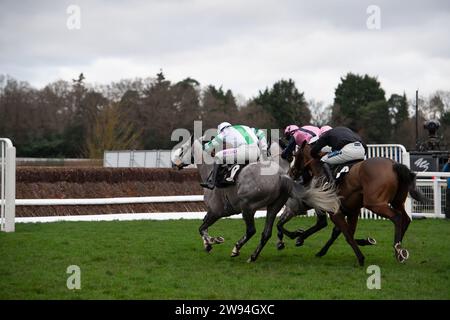 Ascot, Berkshire, 23. Dezember 2023. Horse Top Cloud (Nr. 9), geritten von Jockey Liam Harrison, gewinnt am zweiten Tag des Howden Christmas Racing Weekend auf der Ascot Racecourse unterstützt die Schule Fotografie Wettbewerb Novices' Handicap Hürdle Race. Besitzer Auf Dem Gallops - Top Cloud. Trainer Robbie Llewellyn, Swindon. Breeder Wood Farm Stud. Quelle: Maureen McLean/Alamy Live News Stockfoto