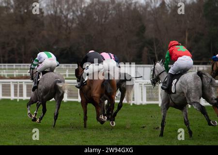 Ascot, Berkshire, 23. Dezember 2023. Horse Top Cloud (Nr. 9), geritten von Jockey Liam Harrison, gewinnt am zweiten Tag des Howden Christmas Racing Weekend auf der Ascot Racecourse unterstützt die Schule Fotografie Wettbewerb Novices' Handicap Hürdle Race. Besitzer Auf Dem Gallops - Top Cloud. Trainer Robbie Llewellyn, Swindon. Breeder Wood Farm Stud. Quelle: Maureen McLean/Alamy Live News Stockfoto