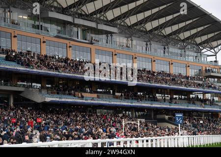 Ascot, Berkshire, 23. Dezember 2023. Ein geschäftiger Tag am Howden Christmas Racing Weekend auf der Ascot Racecourse. Quelle: Maureen McLean/Alamy Live News Stockfoto