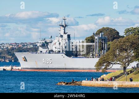 Eines von zwei Schiffen der Australian Navy Supply Class Auxiliary Oiler Replenishment (AOR), HMAS Supply A195, die auf Garden Island in Sydney, Australien, vor Anker gebracht wurden Stockfoto