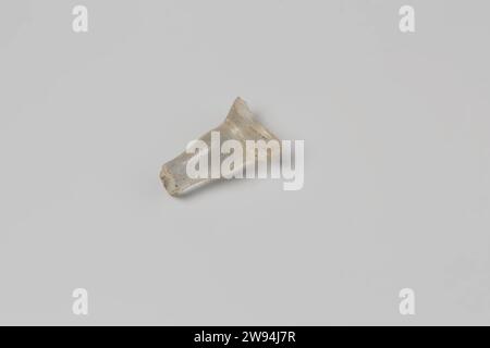 Fragment gerader Stahl aus Glas vom Wrack der Ostindianer Hollandia, Anonym, 1700 - in oder vor 1743 Trinkglas Glas, Stängelglas, Stängelglas, Schäfte, glatt; Fragment des unteren Endes, massiv, konisch, vgl. NG 1980-27H1283. Niederlande Glas an zweiter Stelle Stockfoto