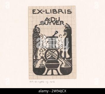Design für ein Ex libris von A.D.J. Suyver, Reinier Willem Petrus de Vries (1874-1953), 1884 - 1952 Zeichnung Design mit einer Eulenkeule und Katze und Objekten, die sich auf das Apothekensystem beziehen, wie z. B. einen Apothekerspot und Sterilisation. Papier. Tinte für Indien (Tinte). Deckfarbe. Bleistift-/Bürstenbehälter aus Keramik: Glas, Kanne, Topf, Vase. Glasbehälter: Flasche, Glas, Vase. Kat. Eulen Stockfoto