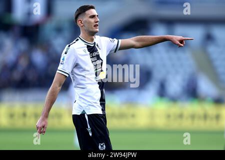 Turin, Italien. Dezember 2023. Lorenzo Lucca von Udinese Calcio Gesten während des Fußballspiels der Serie A zwischen Torino FC und Udinese Calcio im Stadio Olimpico am 23. Dezember 2023 in Turin. Quelle: Marco Canoniero/Alamy Live News Stockfoto