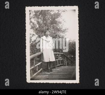 Plaswijckpark, anonym, 1940 Fotografie Thea auf einer Brücke im Plaswijckpark, Rotterdam, 1940. Teil der Gruppe der losen Fotos, die zum Fotoalbum über den Deutschen Werner Neufang der Kriegsmarine und die Niederländerin Thea Driesen gehören. Rotterdam Papier. Fotografische Unterstützung Gelatine Silberdruck öffentliche Gärten, Park Plaswijckpark Stockfoto