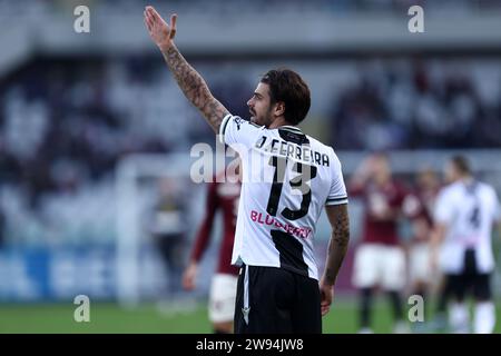 Turin, Italien. Dezember 2023. Joao Ferreira von Udinese Calcio gibt während des Fußballspiels der Serie A zwischen Torino FC und Udinese Calcio am 23. Dezember 2023 im Stadio Olimpico in Turin, Italien. Quelle: Marco Canoniero/Alamy Live News Stockfoto