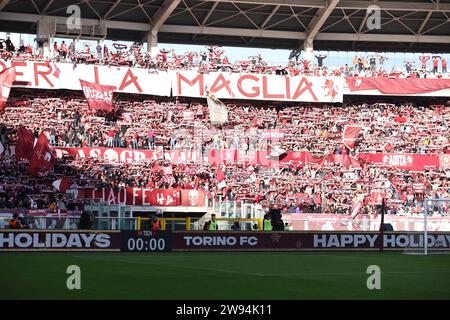 Turin, Italien. Dezember 2023. Fans des FC Turin während des Fußballspiels der Serie A zwischen Torino FC und Udinese Calcio im Stadio Olimpico am 23. Dezember 2023 in Turin, Italien. Quelle: Marco Canoniero/Alamy Live News Stockfoto