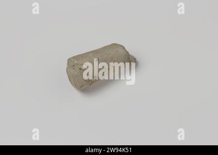 Fragment gerader Stahl aus Glas aus dem Wrack der Ostindianer Hollandia, Anonym, 1700 - in oder vor 1743 Trinkglas Glas, Stängelglas, Stängelglas, Stängelglas, Schäfte, glatt; Fragment, rund, konisch, Hohlkern, erodiert. Niederlande Glas an zweiter Stelle Stockfoto