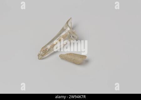 Fragmente gerader Stahl aus Glas aus dem Wrack der Ostindianer Hollandia, Anonym, 1700 - in oder vor 1743 Trinkglas Glas, Stängelglas, Stängelglas, Schäfte, glatt; Fragment des Endes mit Schüssel-Basis, kreisförmig, konisch geperlt, hohler Kern. Niederlande Glas an zweiter Stelle Stockfoto