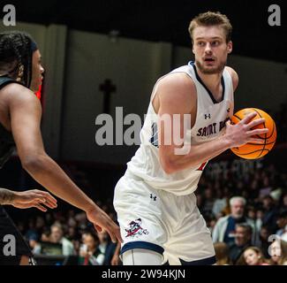 Dezember 2023 Moraga, CA U.S.A. St. Mary's Center Mitchell Saxen (11) wartet auf den Ball während des NCAA Männer Basketballspiels zwischen Missouri State Bears und den Saint Mary's Gaels. Missouri State schlug Saint Mary's 69-64 im University Credit Union Pavilion Moraga Calif Thurman James/CSM Stockfoto