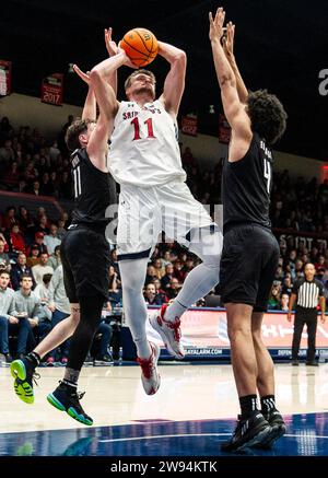 Dezember 2023 Moraga, CA U.S.A. St. Mary's Center Mitchell Saxen (11) schießt den Ball während des NCAA Männer Basketballspiels zwischen Missouri State Bears und den Saint Mary's Gaels. Missouri State schlug Saint Mary's 69-64 im University Credit Union Pavilion Moraga Calif Thurman James/CSM Stockfoto