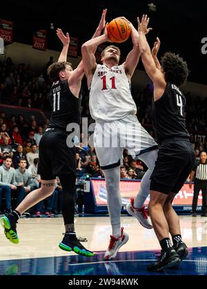 Dezember 2023 Moraga, CA U.S.A. St. Mary's Center Mitchell Saxen (11) kämpft während des NCAA Männer Basketballspiels zwischen Missouri State Bears und den Saint Mary's Gaels um den Rebound. Missouri State schlug Saint Mary's 69-64 im University Credit Union Pavilion Moraga Calif Thurman James/CSM Stockfoto