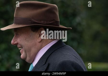 Ascot, Großbritannien. Dezember 2023. Trainer Nicky Henderson lächelt, nachdem das Pferd Excello, das von Jockey Nico de Boinville geritten wurde, am zweiten Tag des Howden Christmas Racing Weekends auf der Ascot Racecourse den Howden Graduation Turmsprung Chase gewinnt. Besitzer Angela Yeoman. Trainer Nicky Henderson. Züchter Curie Sagara. Sponsor Unibet. Quelle: Maureen McLean/Alamy Live News Stockfoto