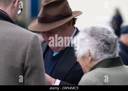 Ascot, Großbritannien. Dezember 2023. Trainer Nicky Henderson lächelt, nachdem das Pferd Excello, das von Jockey Nico de Boinville geritten wurde, am zweiten Tag des Howden Christmas Racing Weekends auf der Ascot Racecourse den Howden Graduation Turmsprung Chase gewinnt. Besitzer Angela Yeoman. Trainer Nicky Henderson. Züchter Curie Sagara. Sponsor Unibet. Quelle: Maureen McLean/Alamy Live News Stockfoto