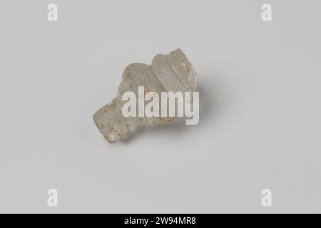 Fragment Balus-förmiger Schaft eines Flötenglases aus dem Wrack der Ostindianer Hollandia, Anonym, 1700 - in oder vor 1743 Trinkglas Glas, Stängelglas, Stahl, balusterförmig; Fragment, massiv, bestehend aus einem abgeflachten Zapfen und 2 Ringen, oberer konkav, abgebrochen, am anderen Ende kurze gerade Welle, abgebrochen. Niederlande Glas an zweiter Stelle Stockfoto