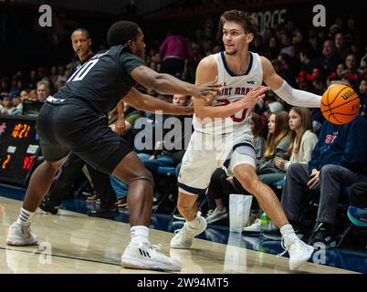 Dezember 2023 Moraga, CA U.S.A. St. Marys Garde Aidan Mahaney (20) will den Ball während des NCAA Männer Basketballspiels zwischen Missouri State Bears und den Saint Mary's Gaels passieren. Missouri State schlug Saint Mary's 69-64 im University Credit Union Pavilion Moraga Calif Thurman James/CSM Stockfoto