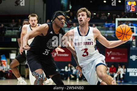 Dezember 2023 Moraga, CA U.S.A. St. Mary's Guard Augustas Marciulionis (3) fährt während des NCAA Männer Basketballspiels zwischen Missouri State Bears und den Saint Mary's Gaels zum Korb. Missouri State schlug Saint Mary's 69-64 im University Credit Union Pavilion Moraga Calif Thurman James/CSM Stockfoto