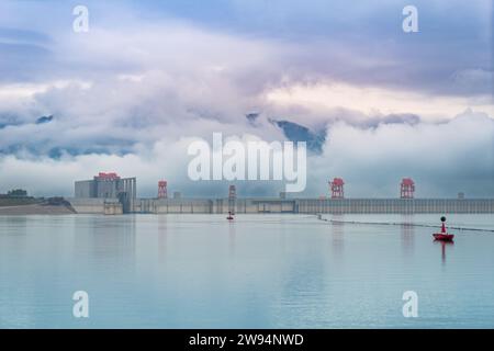 Panoramablick auf den Three Gorges Dam, das größte Wasserkraftwerk der Welt. Der Himmel ist blau und klar und die Sonne scheint hell. Stockfoto