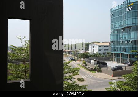 GHANA, Accra, EY Ernst and Young Global Limited, eine internationale Steuerberatungs-, Beratungs-, Buchhaltungs- und Finanzprüfungsgesellschaft, Büroturm mit Logo, EY hat das zusammengebrochene Unternehmen Wirecard / GHANA, Accra, Bürohaus von Ernst & Young EY, ein global agierendes Finanz-, Steuerberatungs- und Wirtschaftsprüfungsunternehmen, geprüft. prüfte auch die gezinkten Bilanzen des Pleite gegangenen Zahlungsdienstleisters Wirecard AG Stockfoto