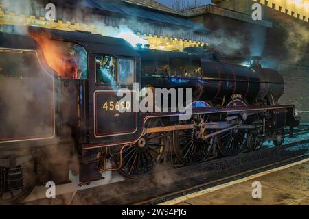 LMS Jubilee Class 6P 4-6-0 Nr 45690 Leander Dampflokomotive am Bahnhof Bury Bolton Street an der East Lancashire Railway. Stockfoto