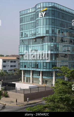 Ghana, Accra, EY Büroturm GHANA, Accra, EY Ernst and Young Global Limited, eine internationale Steuerberatungs-, Beratungs-, Buchhaltungs- und Finanzprüfungsgesellschaft, Büroturm mit Logo, EY hat das zusammengebrochene Unternehmen Wirecard geprüft *** GHANA, Accra, Bürohaus von Ernst & Young EY, ein global agierendes Finanz-, Steuerberatungs- und Wirtschaftsprüfungsunternehmen, prüfte auch die gezinkten Bilanzen des Pleite gegangenen Zahlungsdienstleisters Wirecard AG Accra Ghana Stockfoto