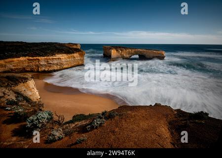 Berühmte Felsformation der London Bridge im Port Campbell National Park. Stockfoto