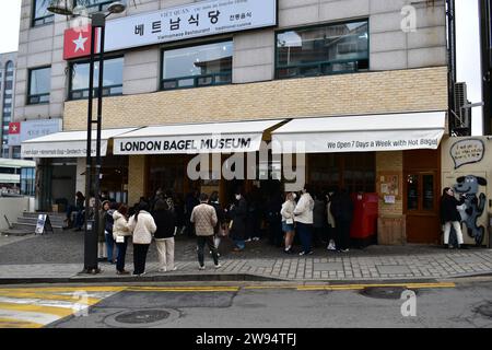 Einheimische koreanische Paare und Leute warten in der Schlange im London Bagel Museum Stockfoto