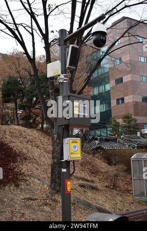 Öffentliche Überwachung Straßenmasten mit CCTV-Kameras, Lautsprecher und kostenlosem öffentlichen WLAN im Hyundai Wonseo Park im Bezirk Jongno Stockfoto