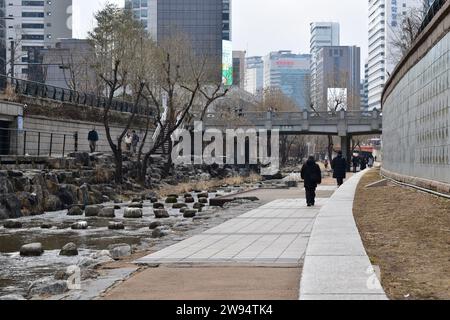 Menschen laufen im Cheonggyecheon Park, einem offenen Fluss in der Innenstadt von Seoul Stockfoto