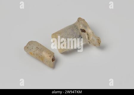 Fragmente gerader Stahl aus Glas aus dem Wrack der Ostindianer Hollandia, Anonym, 1700 - in oder vor 1743 Trinkglas Glas, Stängelglas, Stängelglas, Schäfte, glatt; Fragment des unteren Endes, kreisförmig, massiv. Niederlande Glas an zweiter Stelle Stockfoto
