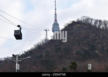 Eine Seilbahn, die den Namsan Mountain Park zum N Seoul Tower hinaufführt Stockfoto