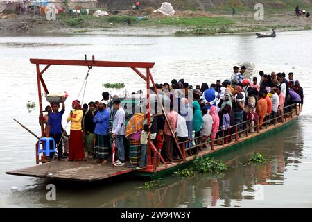 Sirajdikhan, Munshiganj, Bangladesch. Dezember 2023. Menschen und ein dreirädriges Rollertaxi überqueren den Fluss Dhaleshwari mit einer kleinen Fähre in Sirajdikhan Upazila Munshiganj. (Kreditbild: © Syed Mahabubul Kader/ZUMA Press Wire) NUR REDAKTIONELLE VERWENDUNG! Nicht für kommerzielle ZWECKE! Quelle: ZUMA Press, Inc./Alamy Live News Stockfoto