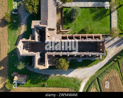 Luftdrohnenfoto des alten abby in Toscane von oben gesehen. Die Abtei heißt Abazzia di san Galgano Stockfoto