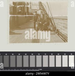 Auf dem Weg nach Suriname, Andries Augustus Boom, 1908 Foto an Bord der SS Prinz Frederik Hendrik auf dem Atlantik auf dem Weg nach Suriname, 18. März 1908. Vier Männer posieren an Deck. Teil des Fotoalbums der Familie Boom-Gonggrijp in Suriname und Curacao. Atlantik fotografische Unterstützung Passagiere  Schiff Suriname Stockfoto