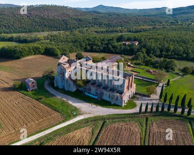 Luftdrohnenfoto der Abazzia di san Galgano, eine alte Abtei in den Hügeln der Toskana, Italien. Stockfoto