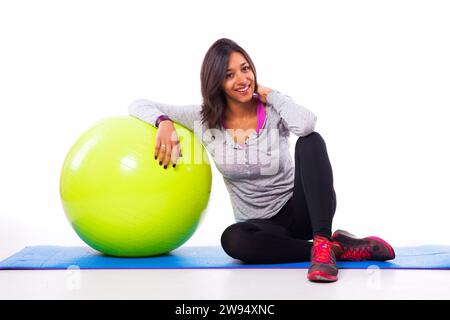 Sportty-Frau mit Fitnessball Stockfoto