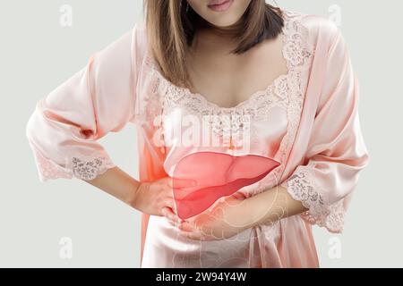 Das Foto von der Leber auf der Frau Körper gegen grauen Hintergrund, Hepatitis, Konzept mit Gesundheitswesen und Medizin Stockfoto