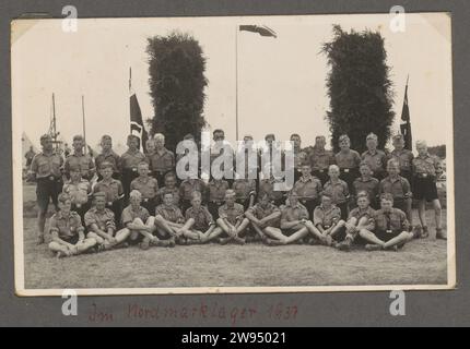 Gruppenfoto während eines Camps der Hitler-Jugend, Anonym, 1937 Foto dieses Foto ist Teil eines Albums. Niederlande Papier. Fotografischer Träger Gelatine Silberdruck anonyme historische Personen in einer Gruppe, in einem Gruppenporträt dargestellt. Jugend, Jugendliche Stockfoto