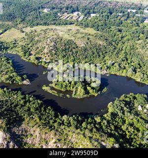 Windendes Bett des Southern Bug River. Fluss, Landschaft aus der Vogelperspektive. Unwegsames, felsiges Gelände. Stockfoto